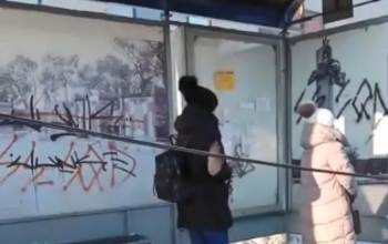 В Оренбурге перед остановкой провис провод, однако убирать его пока никто не торопится