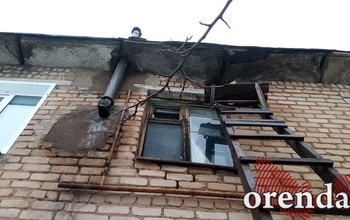 Жильцам дома в Платовском сельсовете не позавидуешь: от потоков воды спасаются ведрами