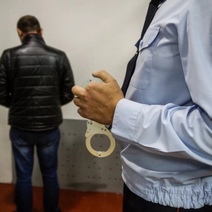 Оренбуржец съел сверток с веществом прямо при полицейском досмотре