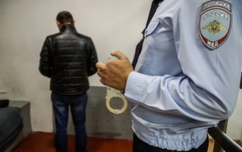 Оренбуржец съел сверток с веществом прямо при полицейском досмотре