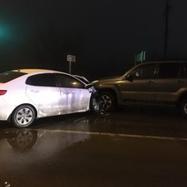 В Оренбурге столкнулись автобус и две иномарки