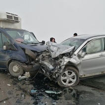 Под Переволоцком лоб в лоб столкнулись фургон и иномарка