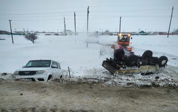 В Курманаевском районе с трассы слетели грузовик и УАЗ