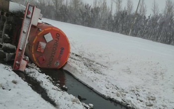 Перевернулись две фуры в Оренбуржье: произошел разлив нефти