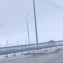 В Оренбурге на Загородном шоссе из кузова грузовика выпали бетонные плиты