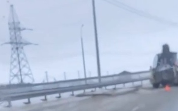 В Оренбурге на Загородном шоссе из кузова грузовика выпали бетонные плиты
