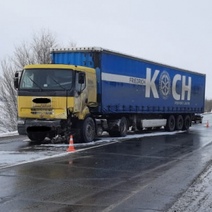 В Оренбуржье легковушка столкнулась с фурой: погиб пассажир