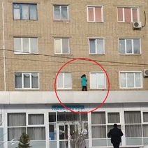 Жительница Оренбурга прогулялась по крыше поликлиники