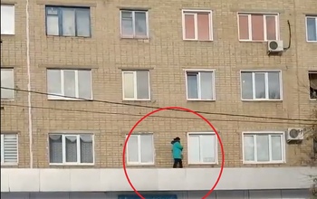 Жительница Оренбурга прогулялась по крыше поликлиники