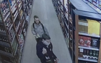 В Оренбурге ищут двух парней, которые воспользовались чужой кредиткой