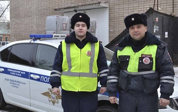 В Оренбурге сотрудники ДПС спасли пенсионерку из горящей квартиры