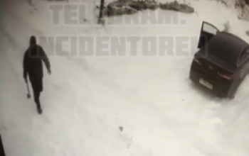 В Оренбурге нападение мужчины с топором на женщину попало на камеры (18+)