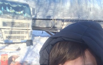 Фуру застрявшего в Кировской области дальнобойщика из Орска мешает вытащить сильный мороз