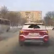 Пешеход из Оренбурга чуть было не попал под автобус и два авто