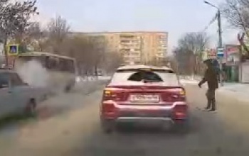 Пешеход из Оренбурга чуть было не попал под автобус и два авто