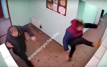 В Оренбурге двое парней устроили тренировку по карате в подъезде и испортили почтовые ящики