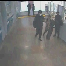 В Оренбурге с самолета сняли нетрезвого мужчину, который разговаривал сам с собой