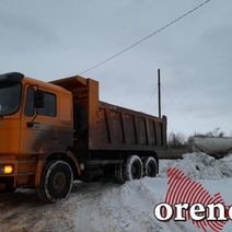 В Оренбурге водители большегрузов, похоже, вывозят снег туда, куда им вздумается