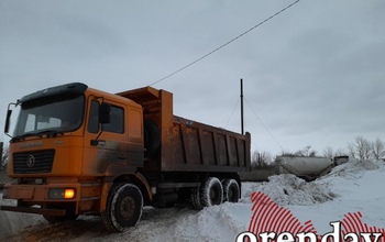В Оренбурге водители большегрузов, похоже, вывозят снег туда, куда им вздумается