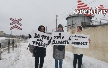 Несколько жителей Оренбурга вышли к нефтемаслозаводу на одиночные пикеты