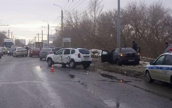 В Оренбурге столкнулись пять авто, после чего один из них сбил девочку-пешехода