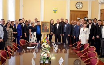 Никас Сафронов передал свою картину в Музей истории Оренбурга