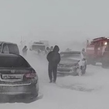 На трассе в Оренбуржье из-за метели столкнулись семь машин