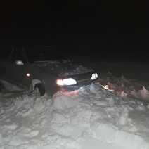 Под Кувандыком спасатели достали из кювета слетевший автомобиль