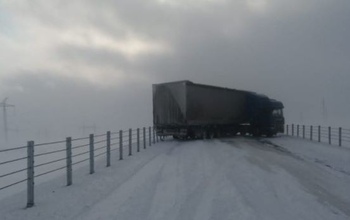 Под Гаем фура перегородила всю дорогу