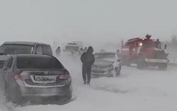 На трассе в Оренбуржье из-за метели столкнулись семь машин