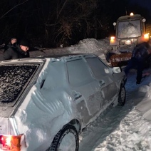 Под Новотроицком в непогоду семья с тремя детьми застряла в авто на дороге 