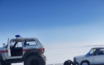 На Ирикле рыбаки, пытавшиеся скрыться от инспекторов рыбнадзора, застряли в снегу