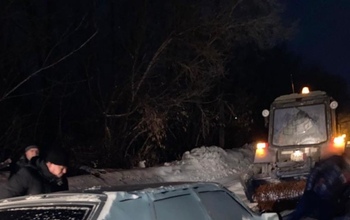 Под Новотроицком в непогоду семья с тремя детьми застряла в авто на дороге 