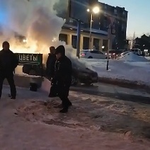В Оренбурге на улице Донецкой прямо на ходу загорелся автомобиль