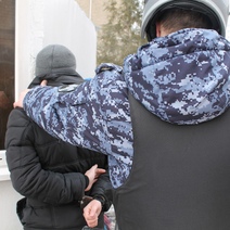 В Бузулуке нетрезвый мужчина бросался на прохожих с ножом (18+)