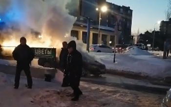 В Оренбурге на улице Донецкой прямо на ходу загорелся автомобиль