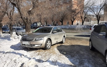 В Орске неизвестный испортил чужой автомобиль и скрылся