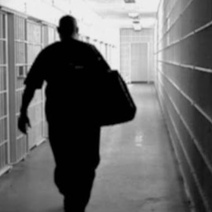 Сотрудник колонии из Оренбуржья был готов помочь зэку получить УДО за 50 тысяч рублей