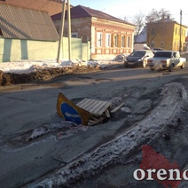 Прикрытая поддонами дорожная яма в Оренбурге по-прежнему создает аварийную ситуацию