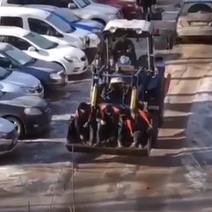 В мэрии Оренбурга опровергли факт посыпания коммунальщиками песком дороги, свесившись из ковша трактора