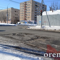 Водители «оставляют» колеса на перекрестке улиц Степана Разина и Туркестанской