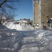 В Оренбурге жителям многоэтажки завалили проезд во двор снегом
