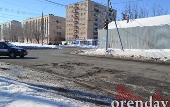 Водители «оставляют» колеса на перекрестке улиц Степана Разина и Туркестанской