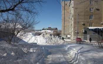 В Оренбурге жителям многоэтажки завалили проезд во двор снегом