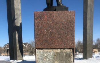 В Оренбурге вандалы снова повредили памятник Юрию Гагарину