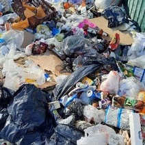 В Оренбурге на улице Илекской не убирают мусор возле контейнерной площадки