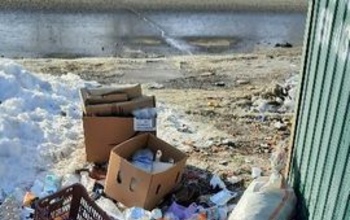 В Оренбурге на улице Илекской не убирают мусор возле контейнерной площадки