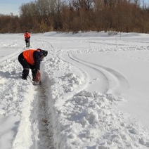 В Оренбурге на реке Сакмара распилили лёд