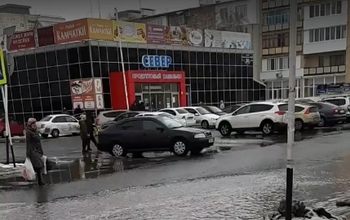 В Оренбурге через некоторые пешеходные переходы можно перебираться лишь вплавь
