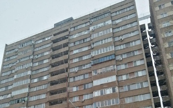 Пожар в многоквартирном доме на проезде Промысловом в Оренбурге тушат порядка 30 пожарных
